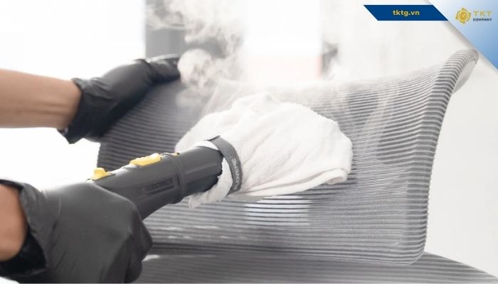 Tiến hành khử trùng ghế lưới văn phòng