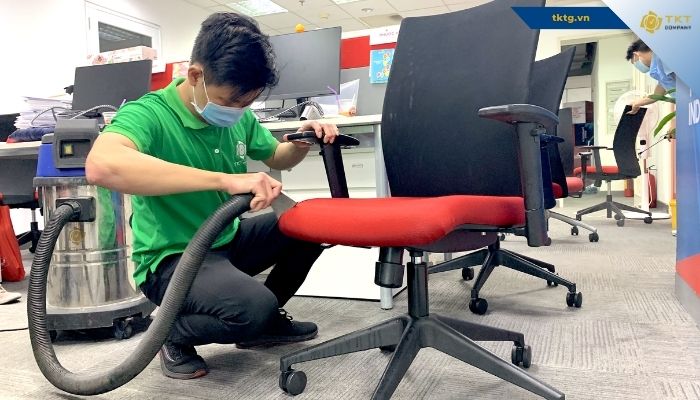 Vệ sinh ghế lưới văn phòng bằng máy hút bụi