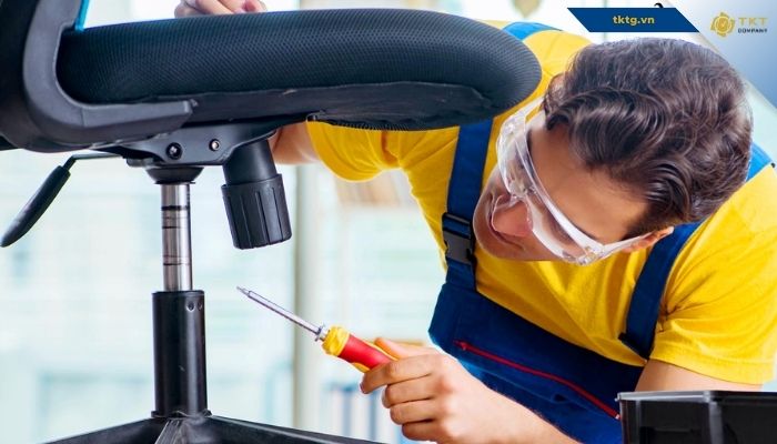 Tháo rời các bộ phận của ghế lưới văn phòng