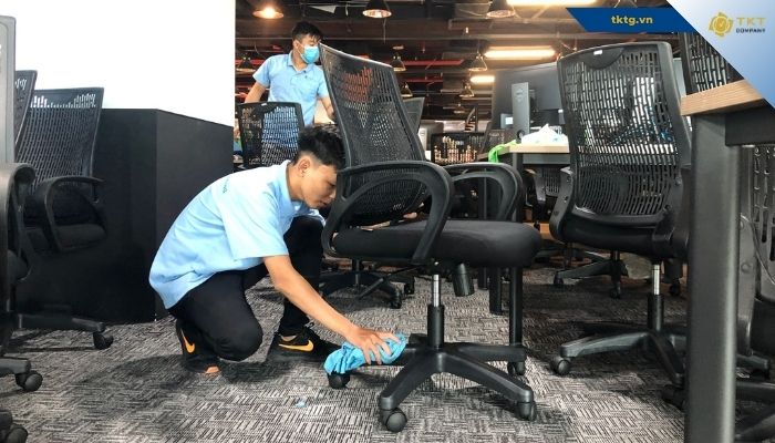 Làm sạch từng bộ phận của ghế lưới văn phòng