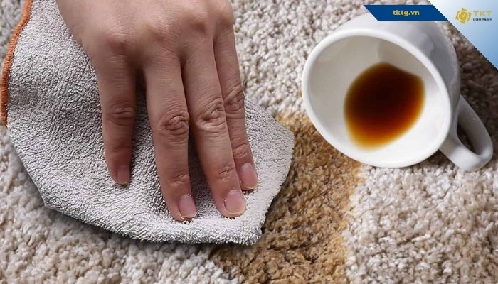 Cách làm sạch vết cà phê/vết trà bẩn bám trên thảm