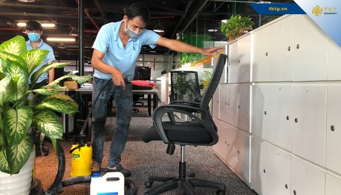 Xử lý các vết bẩn cứng đầu bằng dung dịch chuyên dụng