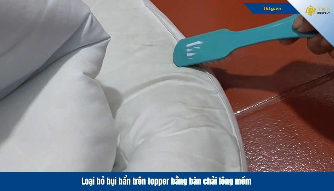 Cách giặt nệm topper tại nhà: chải nhẹ