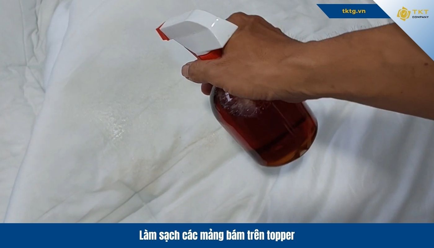 Dùng dung dịch làm sạch nhẹ