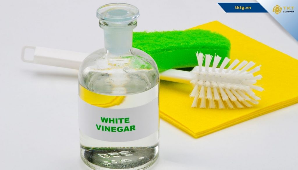 Cách tẩy vết nước tương trên thảm bằng giấm