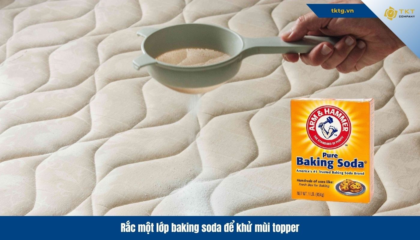 Rắc baking soda là biển pháp hiệu quả khi giặt nệm topper