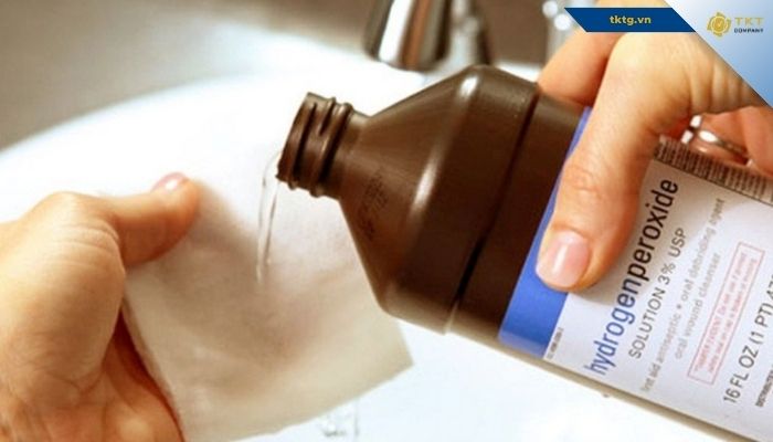 Sử dụng hỗn hợp oxy già, xà phòng và nước để khử mùi khai nước tiểu chó mèo