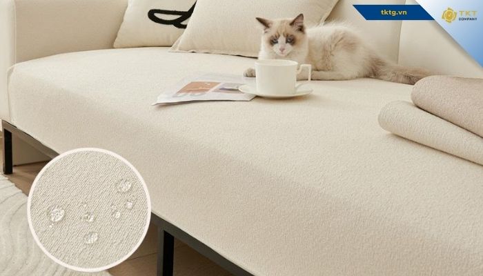 Sử dụng tấm lót chống thấm và vệ sinh ghế sofa định kỳ 