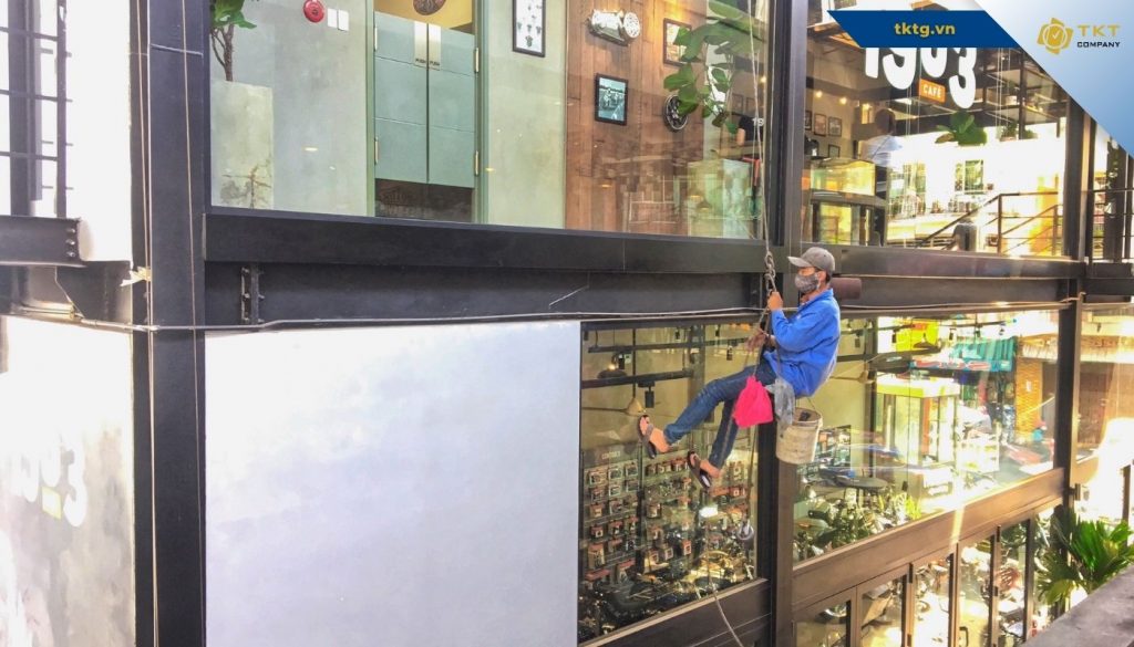 Tổng vệ sinh dọn dẹp nhà cửa Quận 5 lau chùi cửa kính