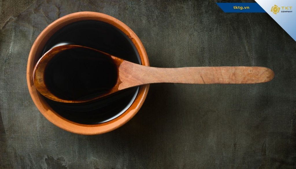 Đặc tính của vết bẩn nước tương là dễ loang và bám màu