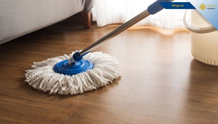 Vệ sinh sàn định kỳ để loại bỏ mùi ẩm mốc trong không gian sống