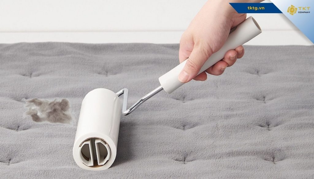 loại bỏ lông thú cưng trên thảm bằng Cây lăn bụi