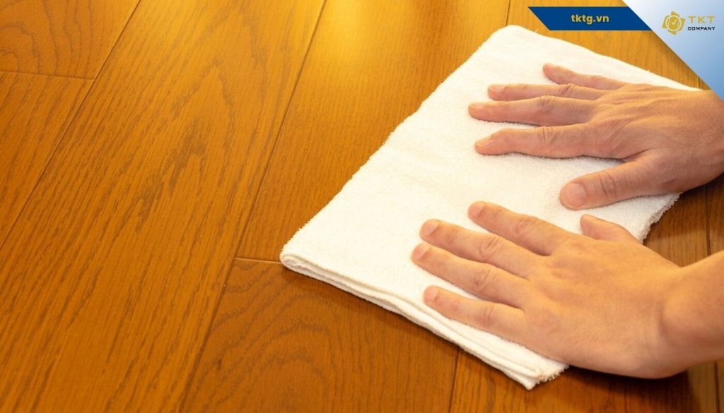 cách lau nhà sạch không bị rít bằng cách Sử dụng khăn khô lau lại