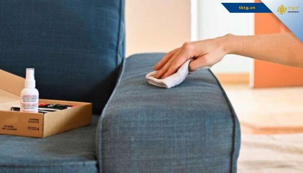 Làm sạch vết dầu mỡ trên sofa vải cotton