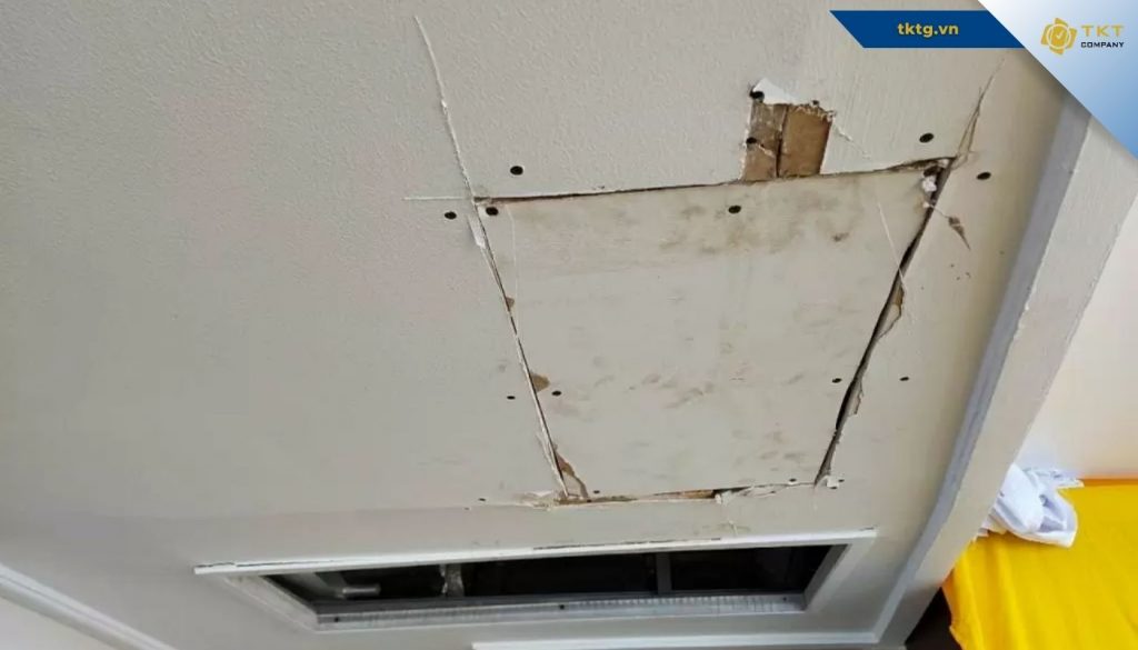 Tháo bỏ phần trần thạch cao bị hỏng