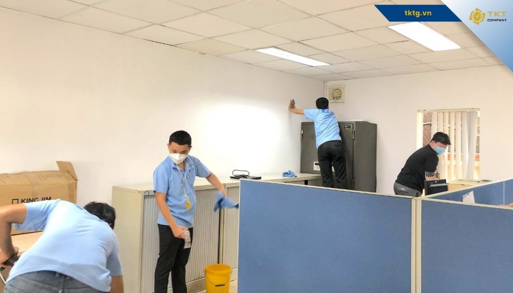 Nhân viên TKT Company thực hiện lau chùi, dọn dẹp văn phòng