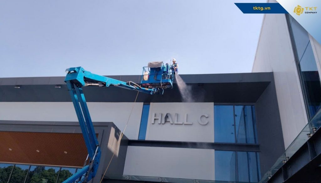 Xịt rửa tường trên cao sử dụng xe hỗ trợ BoomLift