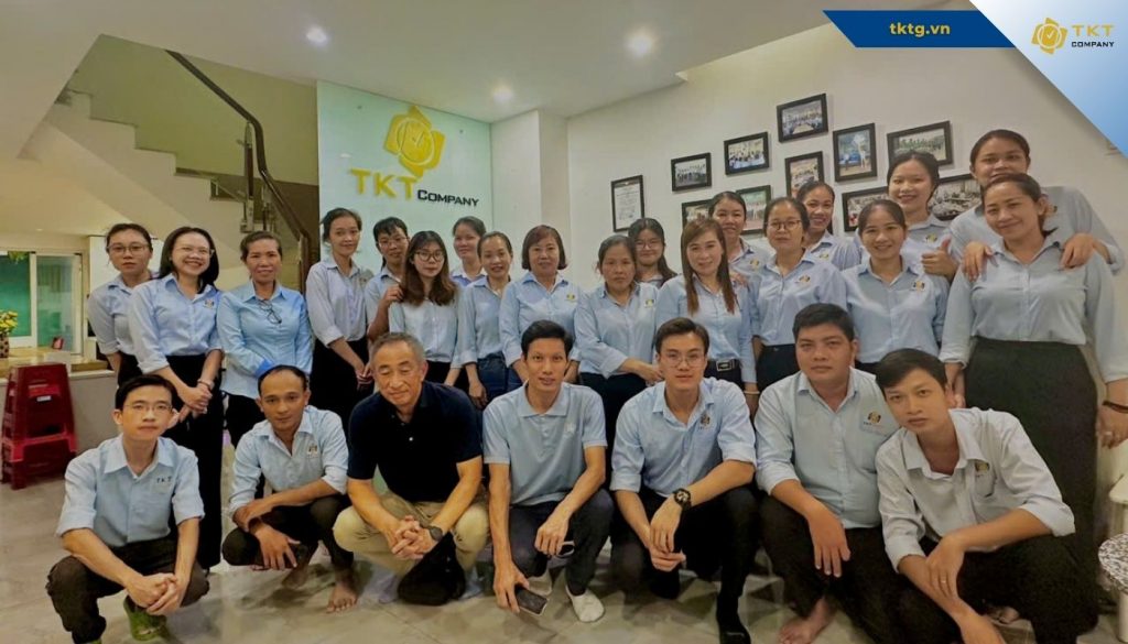 Tập thể nhân sự dịch vụ vệ sinh văn phòng TKT Company tại trụ sở