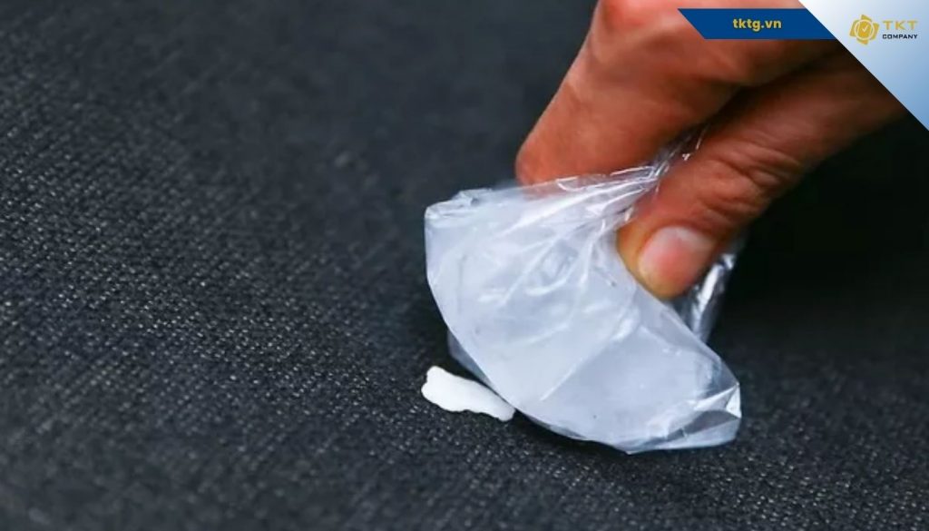 Hướng dẫn tẩy kẹo cao su trên sàn nhà bằng đá lạnh