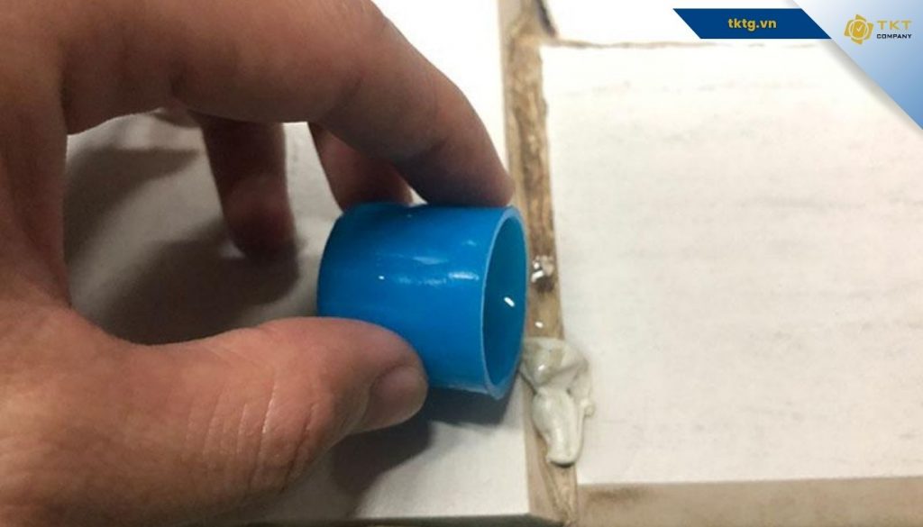 Phương pháp tẩy kẹo cao su trên sàn nhà bằng nước tẩy quần áo