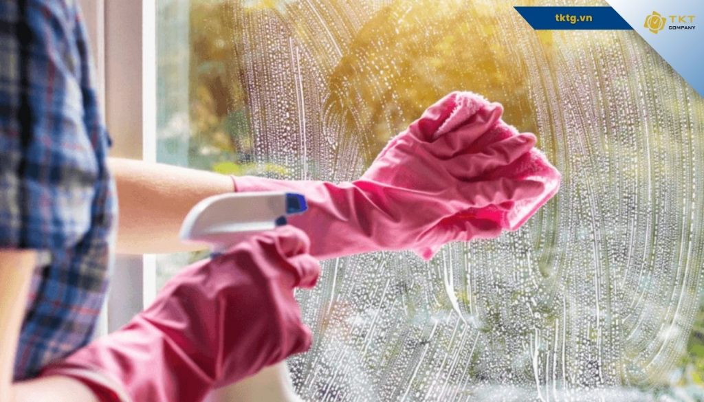 Dùng nước rửa chén tạo lớp bôi trơn trên kính sau đó dùng dao cạo để tẩy xi măng trên kính