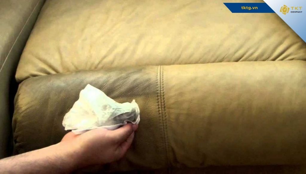 Sofa da bị nứt khi bề mặt xuất hiện vết rạn, bong tróc và da khô cứng