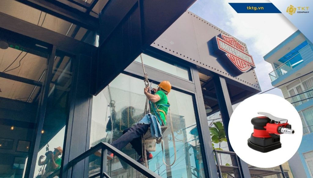 Cách tẩy xi măng trên kính lâu ngày bằng máy chà nhám