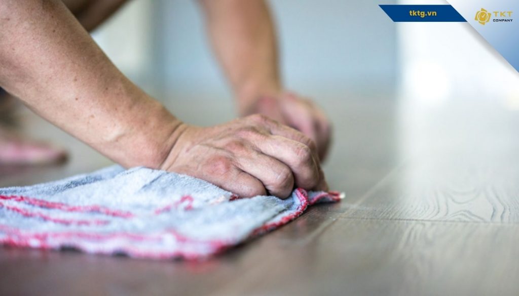 Các lưu ý quan trọng khi tẩy vết bẩn cao su bám dính trên sàn nhà