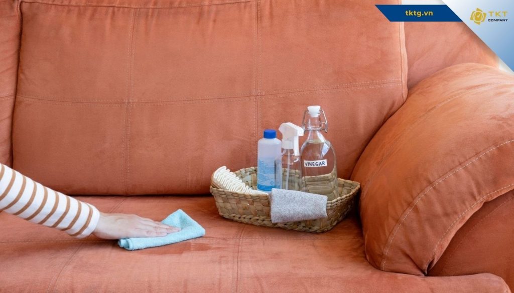 Nên vệ sinh định kỳ, giữ không gian khô thoáng và tránh ẩm để ngăn sofa bị mốc