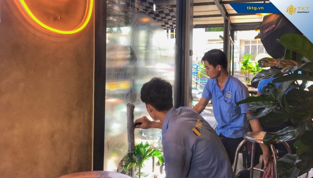 Cần thực hiện cách loại bỏ lớp xi măng trên kính cẩn thận, tránh làm trầy xước