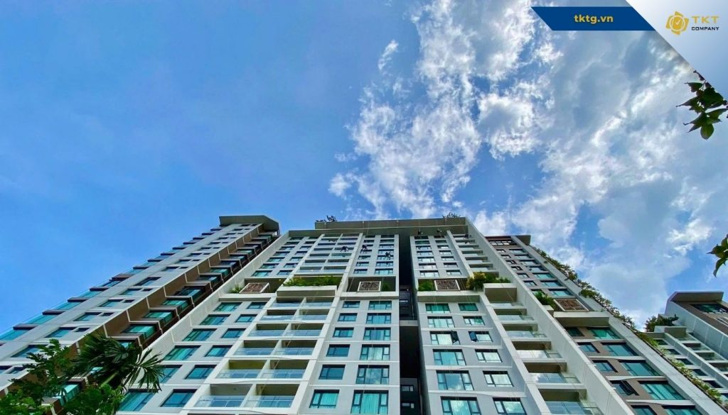 Người nhện thực hiện đu dây tại tòa nhà cao tầng Edge Thao Dien