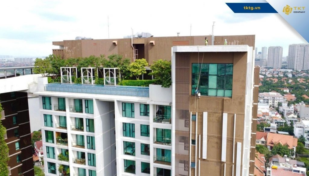 Người nhện thực hiện đu dây tại vị trí khó, mái đua ra ngoài nhiều