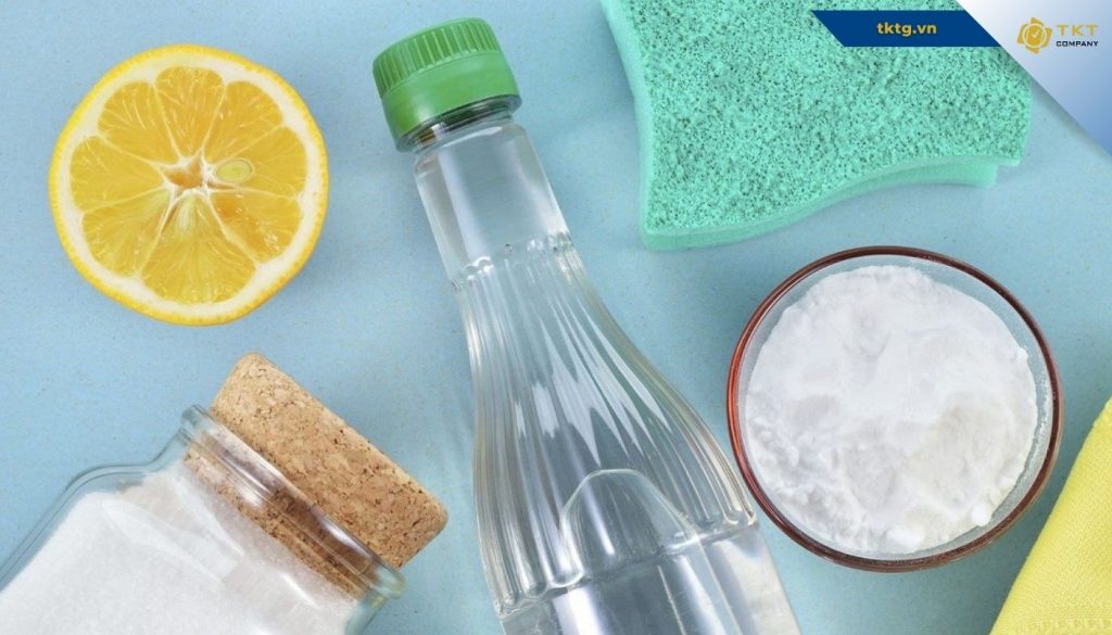 Có thể dùng giấm, nước chanh, baking soda để làm sạch xi măng trên kính