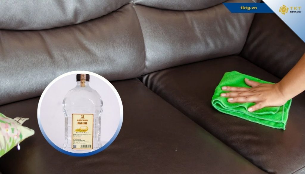 Khắc phục sofa da bị nấm mốc bằng rượu trắng