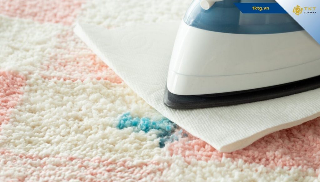 Hướng dẫn tẩy sáp nến trên thảm bằng cách làm nóng sáp