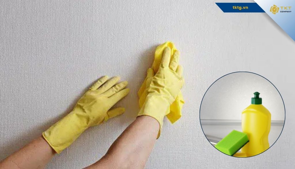 Người dùng có thể sử dụng nước rửa chén để tẩy vết bẩn trên tường sơn