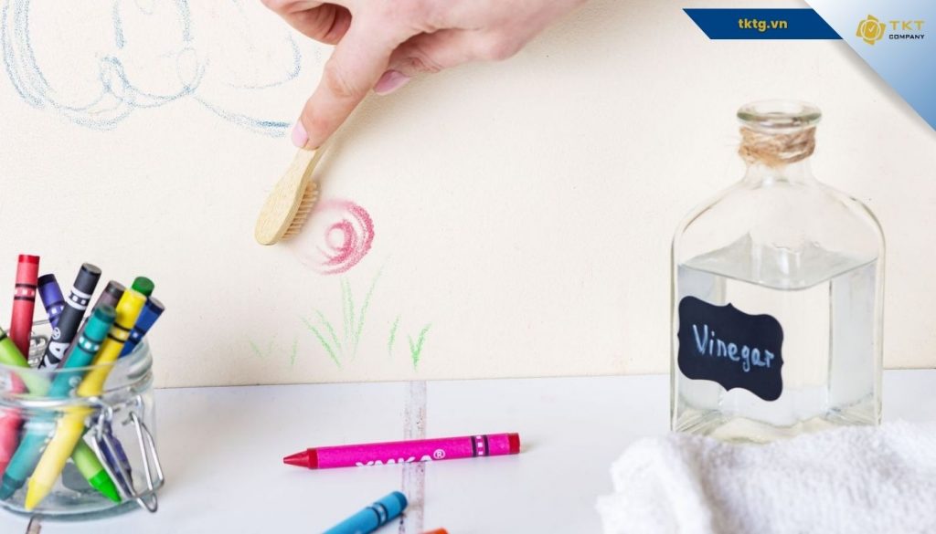 Khi thực hiện cách tẩy vết bẩn trên tường sơn trắng, cần chú ý tránh làm hỏng tường