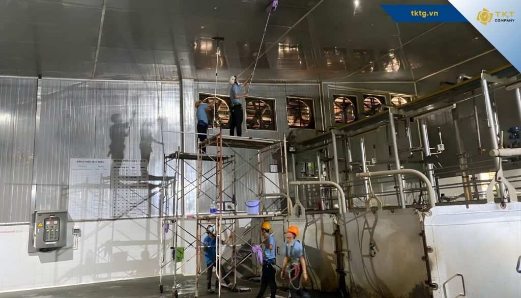 Nhân viên TKT Company thực hiện vệ sinh nhà xưởng, công tình sau xây dựng