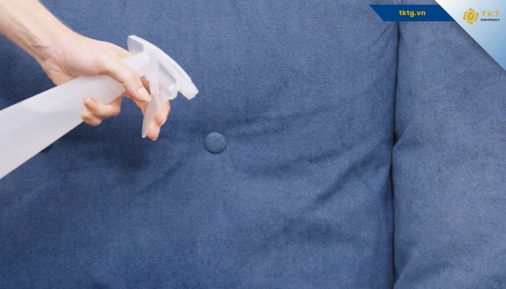 Xịt cồn trực tiếp lên khu vực cần làm sạch