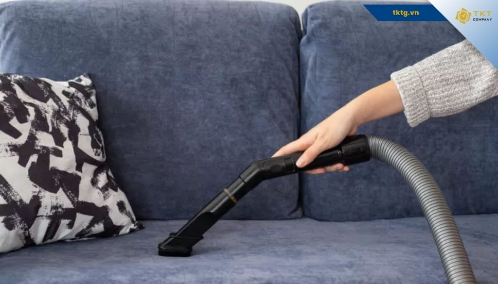 Tiến hành hút bụi trước khi làm sạch sofa Microfiber