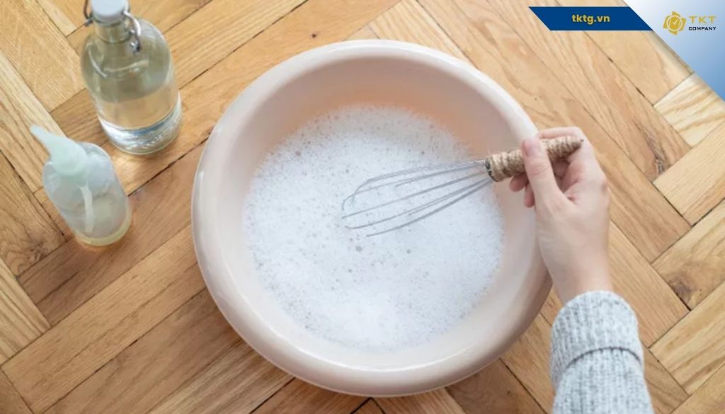 Hòa tan xà phòng và nước ấm để làm sạch sofa vải Microfiber