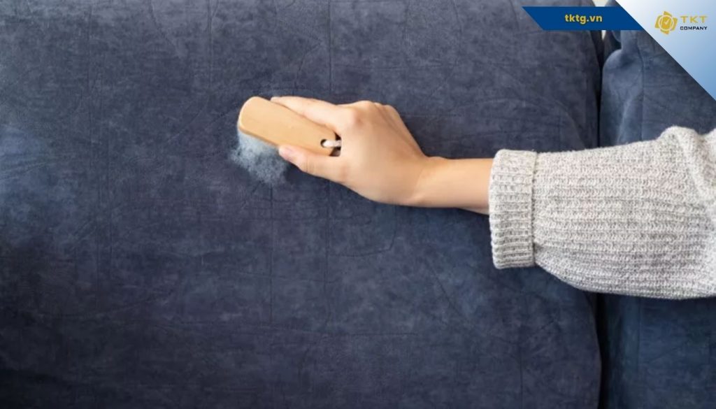 Phun nhẹ dung dịch xà phòng và dùng bàn chải để làm sạch