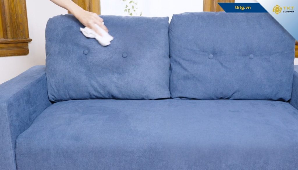 Dùng khăn lau để làm sạch sofa Microfiber đúng cách