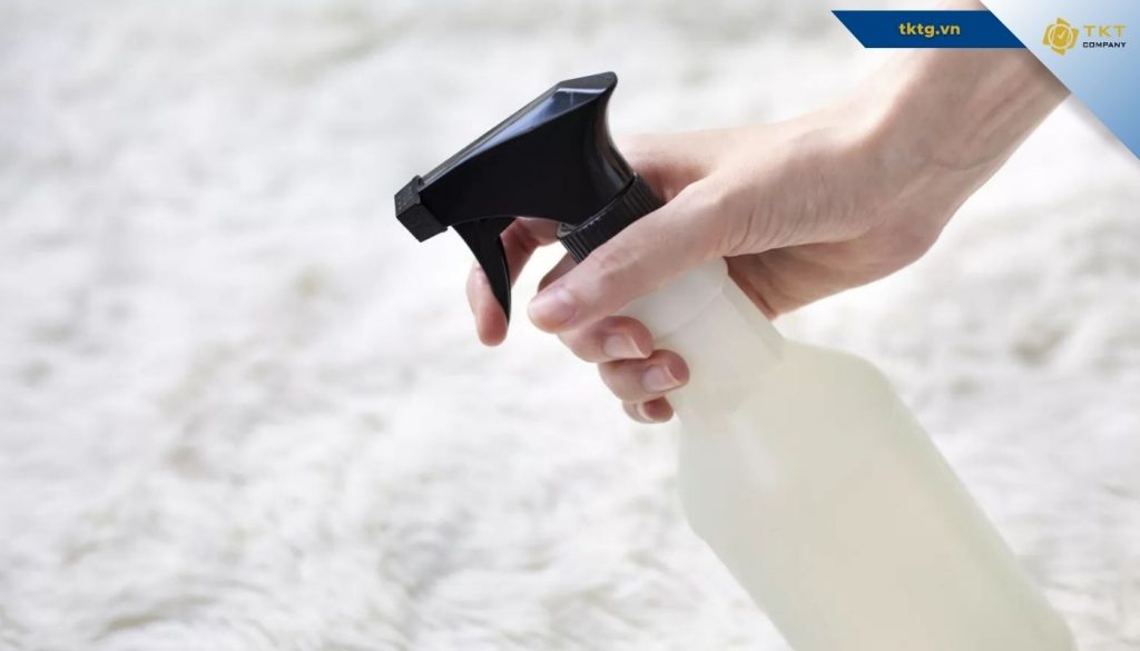 Dùng dung dịch tẩy thảm chuyên dụng để loại bỏ vết bẩn rượu vang