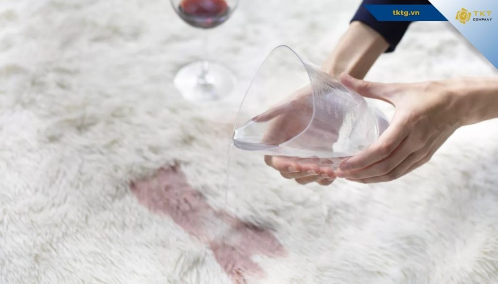 Nước soda hoặc nước khoáng có ga giúp đẩy sắc tố màu trong rượu ra khỏi bề mặt thảm