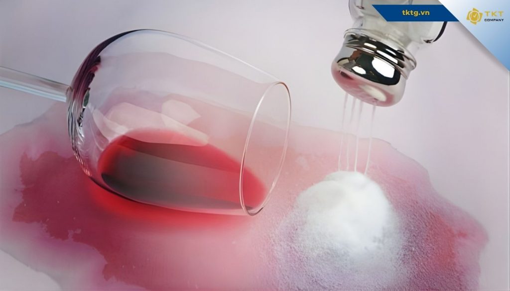 Loại bỏ vết rượu vang đỏ trên thảm bằng muối tinh giúp hạn chế vết bẩn lan rộng