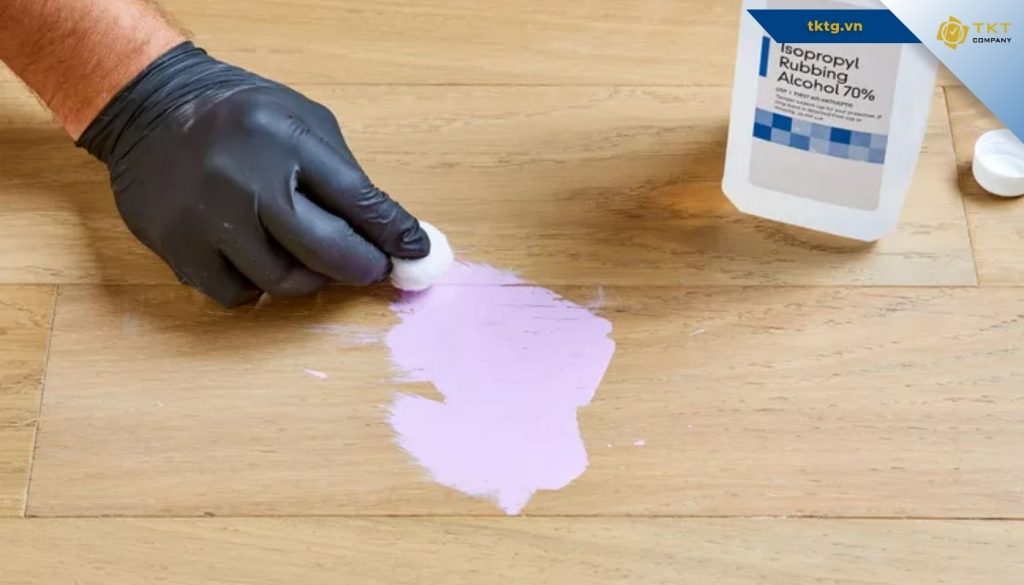 Cách xóa vết sơn cứng đầu trên sàn bằng cồn hoặc rượu trắng