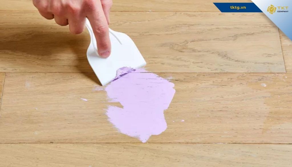 Nếu lớp sơn đã khô, có thể dùng dao cạo hoặc nhựa cứng để loại bỏ