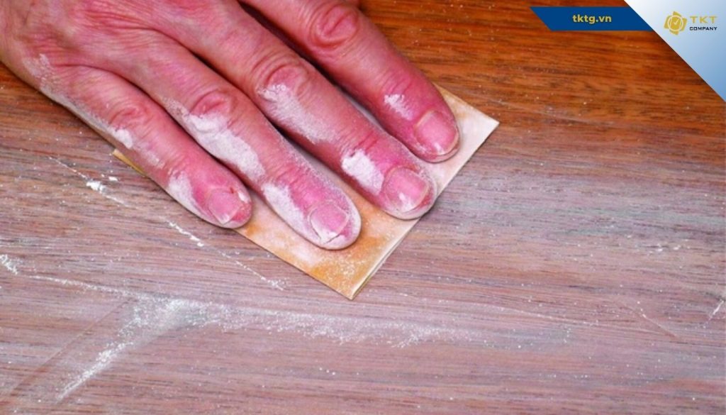 Cách tẩy vết sơn dính trên sàn nhà bằng giấy nhám