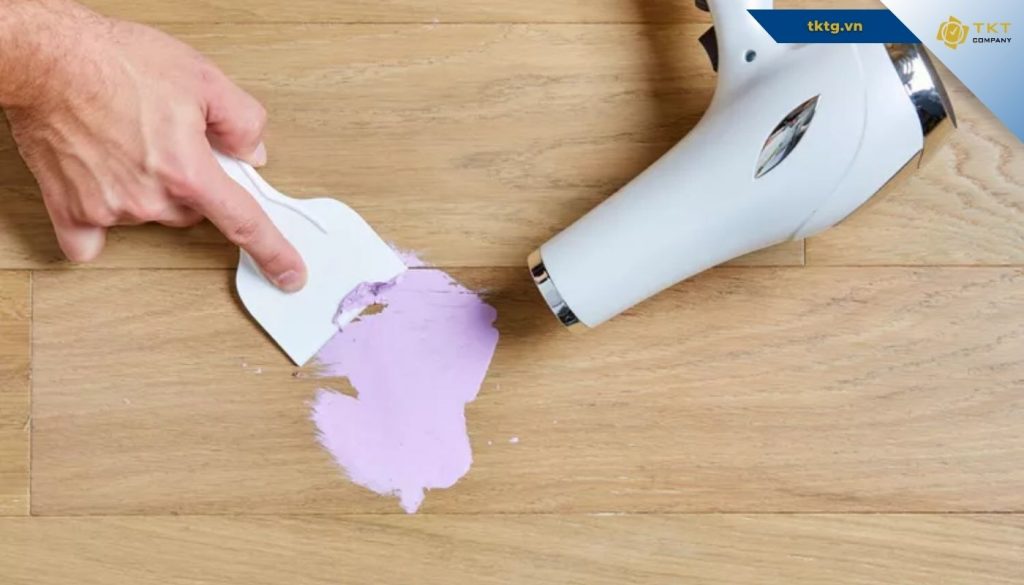 Có thể dùng máy sấy/súng nhiệt để làm lớp sơn mềm ra, sau đó dùng dao để cạo